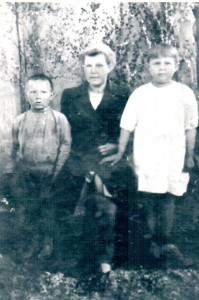 Грудина Серафима в центре. Слева - брат Коля, справа - сестра Валя. Послевоенное фото.